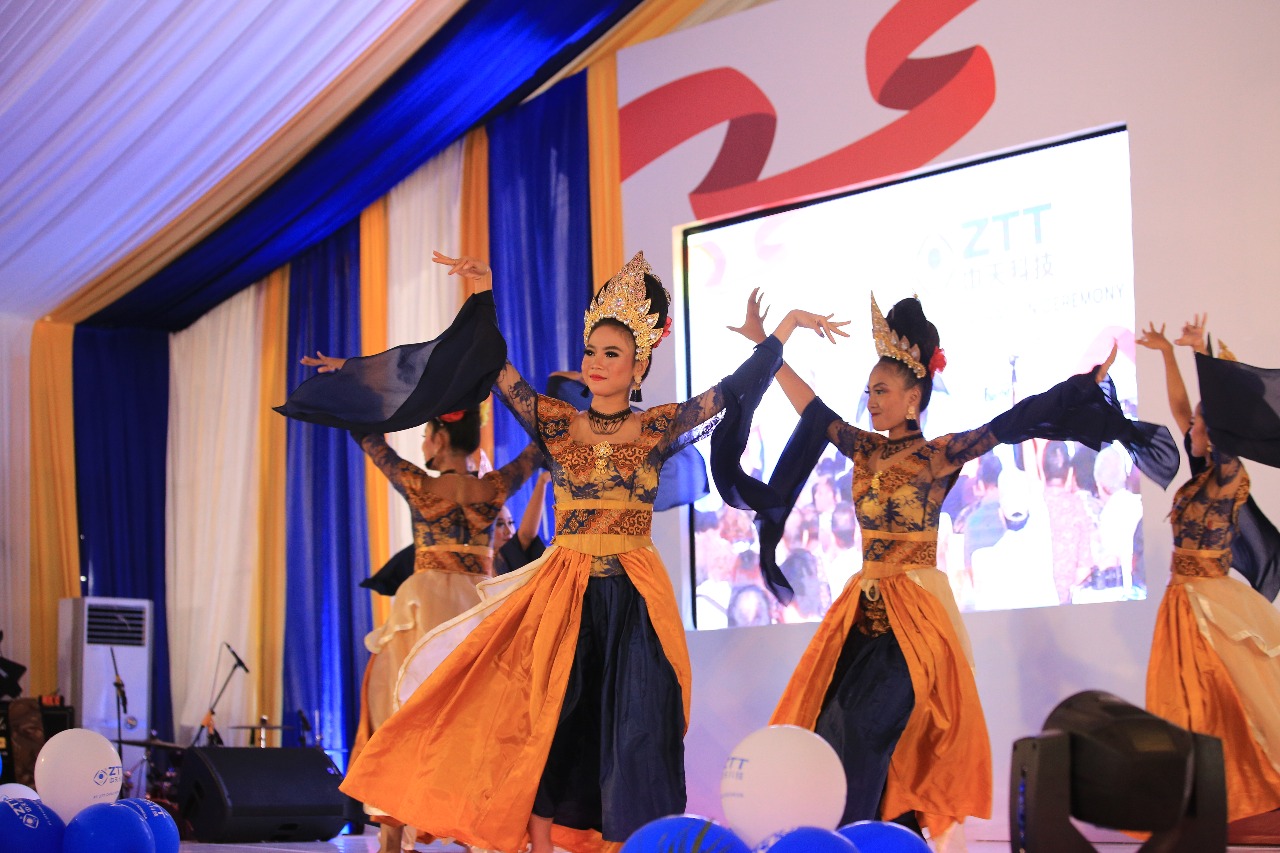 A cerimônia também contou com a mistura de tradições da China e da Indonésia. A dança do Leão, tradicionalmente chinesa, e a dança tradicional Indonésia fizeram parte do evento, representando a mistura dos povos.